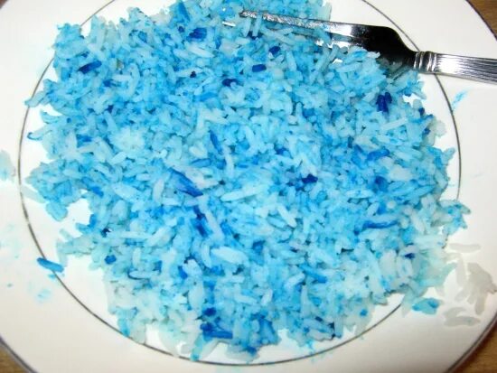 Blue rice. Голубой рис. Рисовый Радужный рис. Радужный рис вареный. Рис в синих прозрачных пачках.