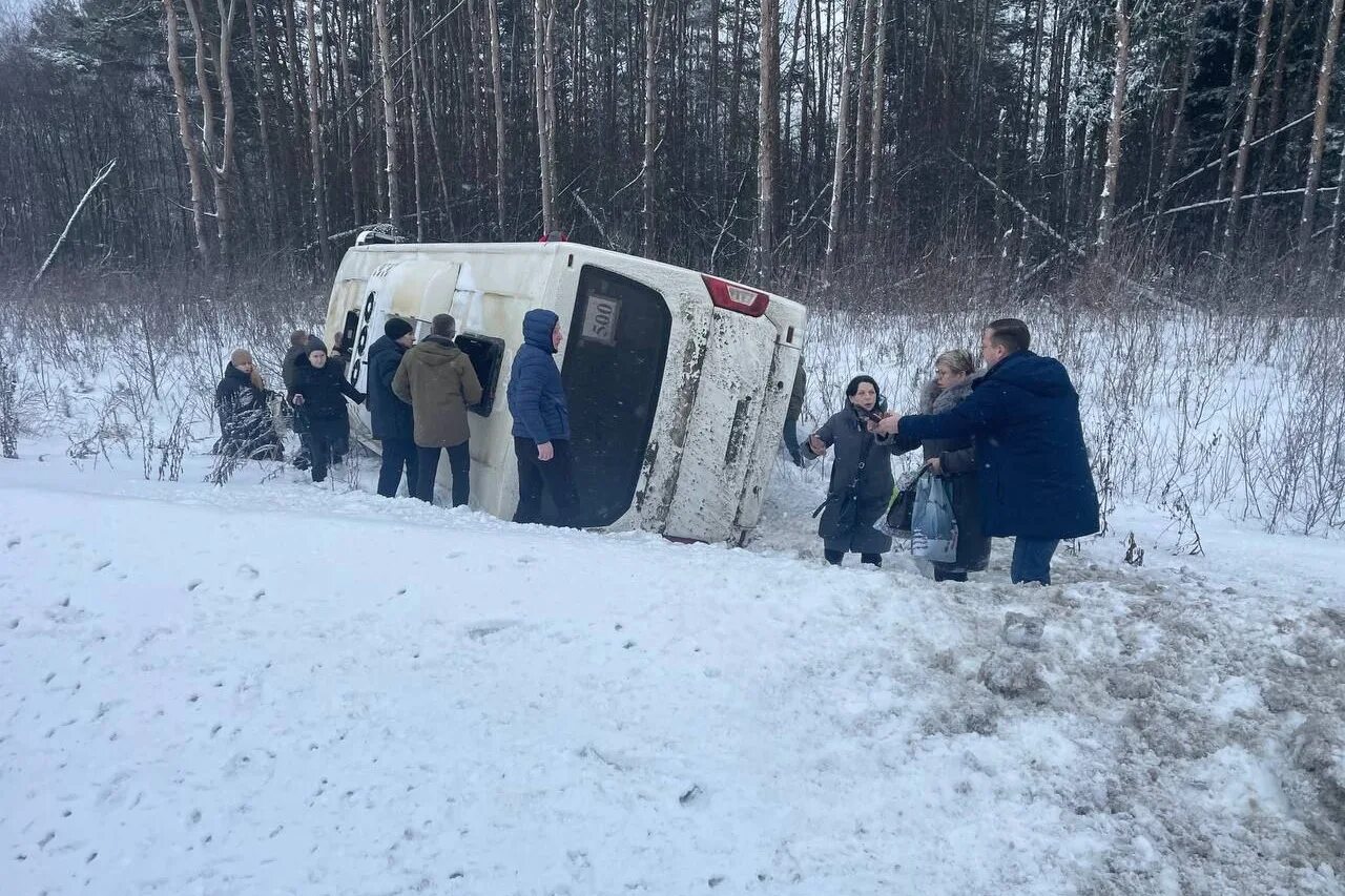 Чп в ярославской области. Автобус улетел в кювет.