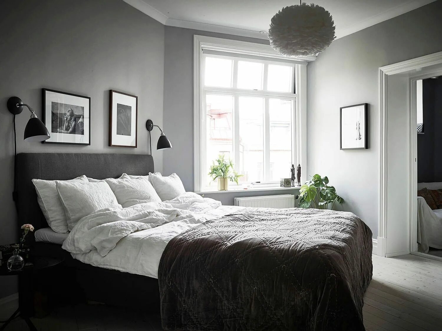 Комната с серой мебелью. Спальня в скандинавском стиле. Серые стены в спальне. Серый интерьер комнаты. Спальня в серых тонах.