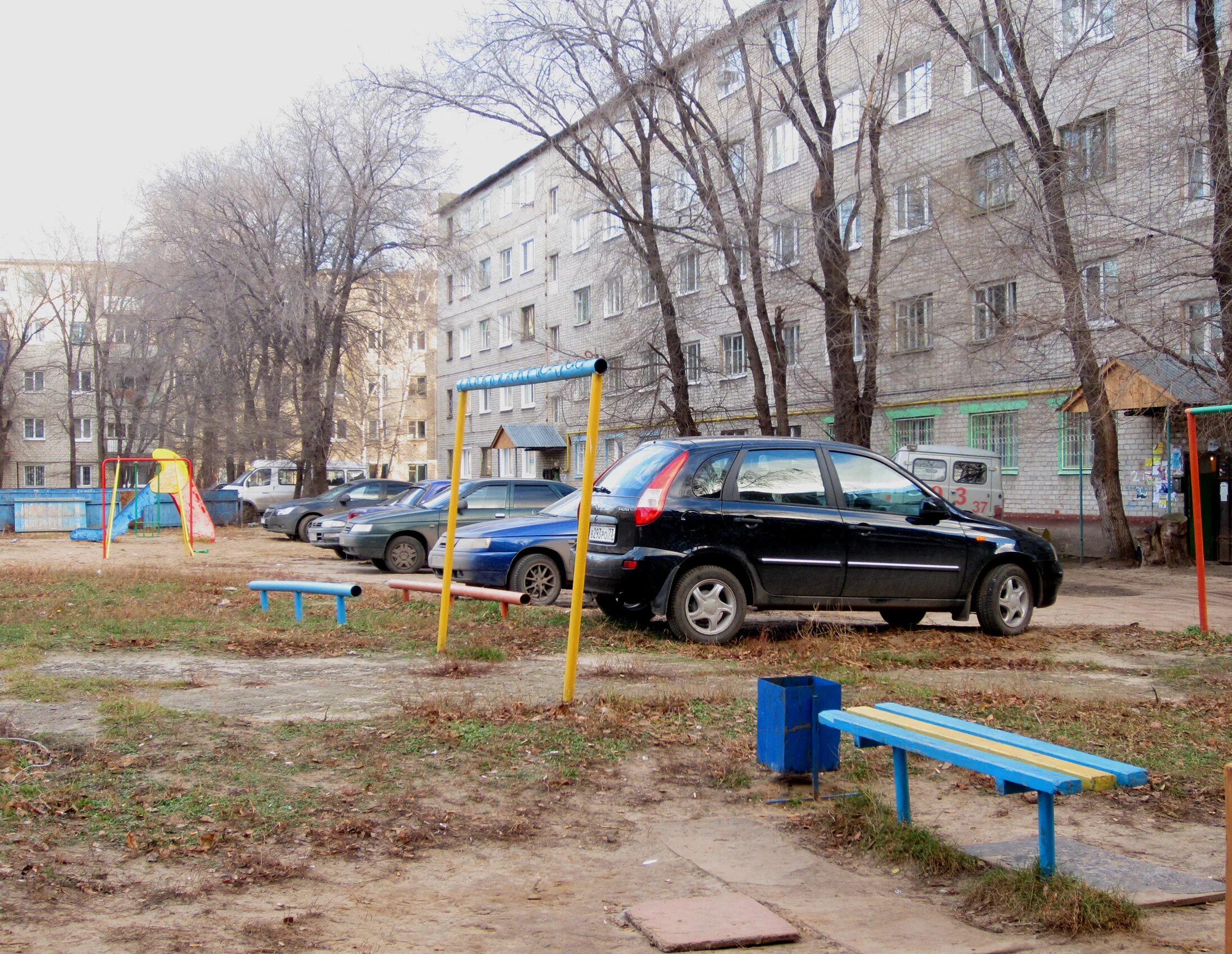 Парковка во дворе. Парковка во дворе многоквартирного дома. Двор без машин. Автопарковка во дворе многоквартирного дома. Можно мыть машину во дворе многоквартирного дома