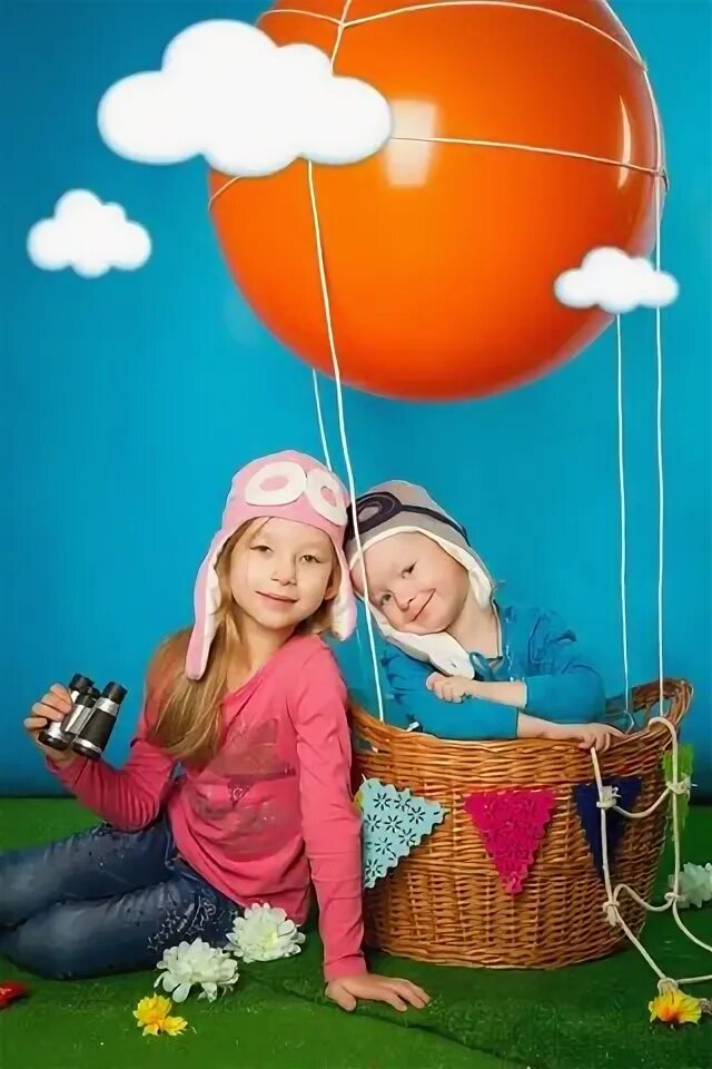 Корзина с шарами для фотосессии. Фотозона воздушный шар с корзиной. Воздушный шар фотозона для детей. Фотосессия на воздушном шаре детская. Фото зона с воздушным шаром.