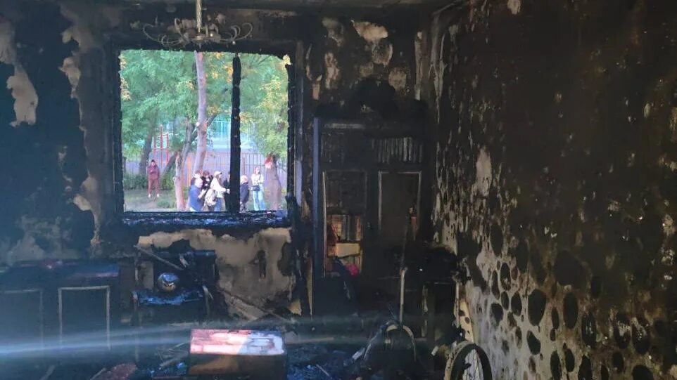 Более 40 спасателей тушат пожар в ангаре на улице Салова - Новости Санкт-Петербу