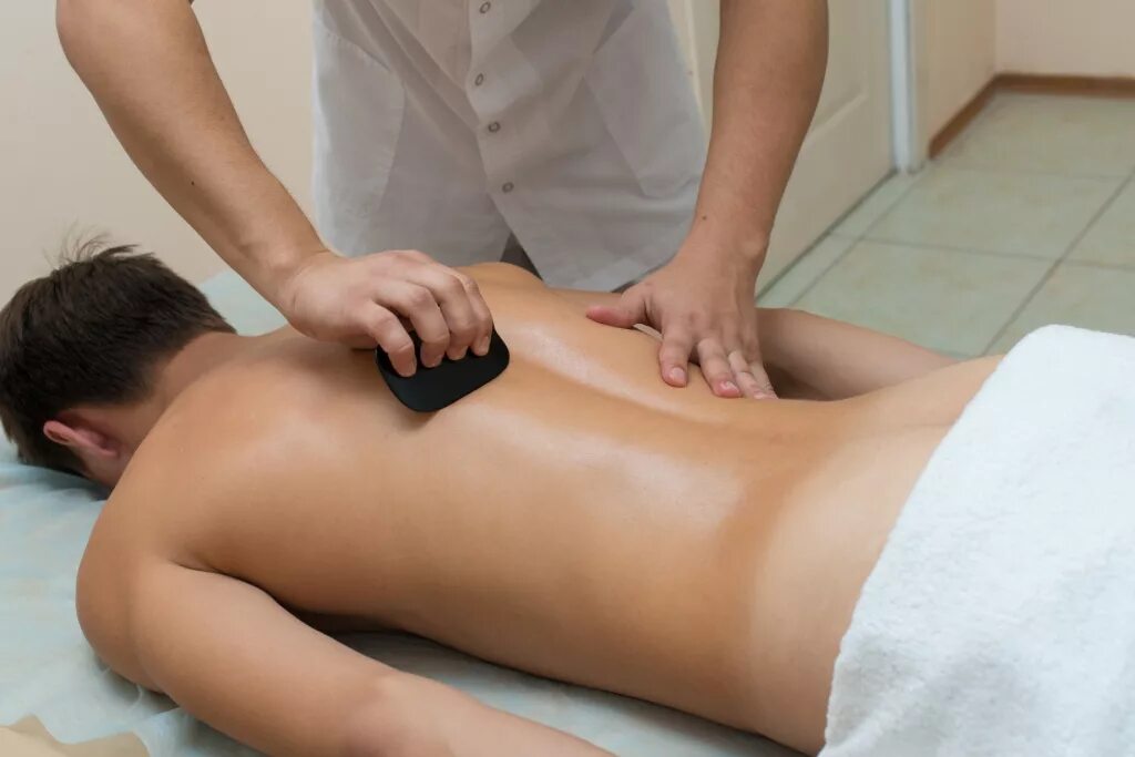 5 massage. Китайский скребковый массаж Гуаша. Массаж спины скребком Гуаша. Китайский массаж Гуаша спины.