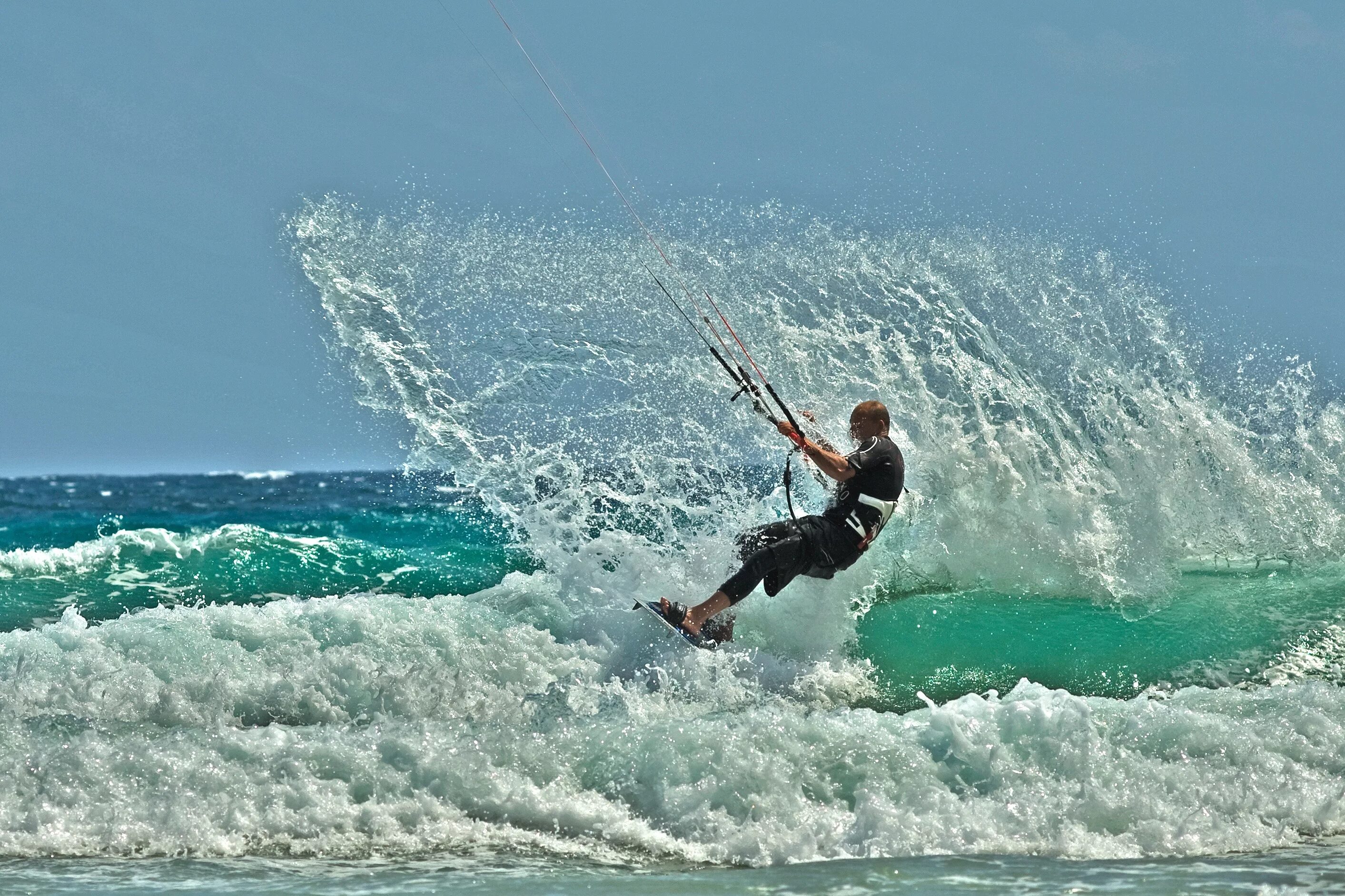 Do water sports. Брэнсон кайтинг. Серфинг экстремальный вид спорта. Виндсерфинг на волнах.