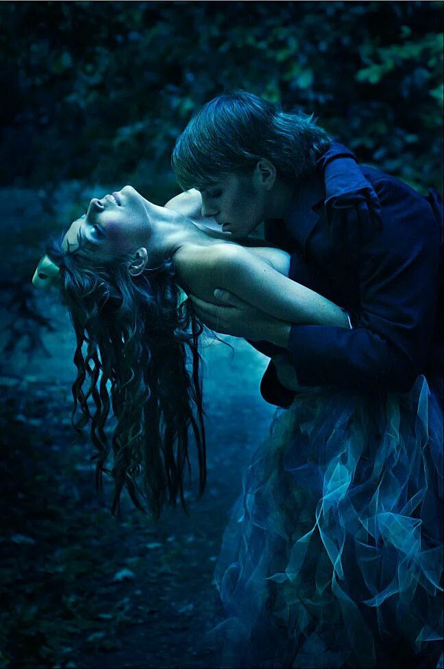 Фэнтези любовь. Романтическая мистика. Девушка ведьма и парень. Мистическая любовь. Лишь влюбленному вампиру текст