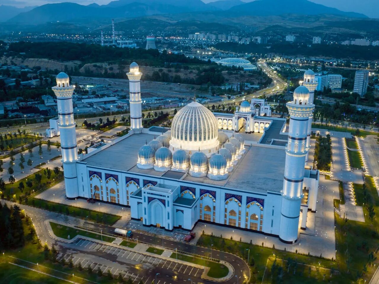 Самые крупные мечети. Центральная Соборная мечеть Таджикистана. Соборная мечеть Душанбе. Центральная мечеть Душанбе. Самый большой мечеть в Таджикистане в Душанбе.
