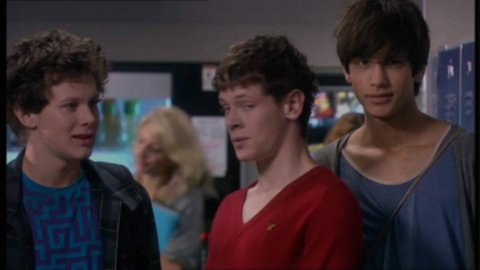 сериал молокососы 1 сезон 1 серия. скинс 1 поколение. молокососы 3 сезон. молокососы тони и мишель. молокососы 3 1.