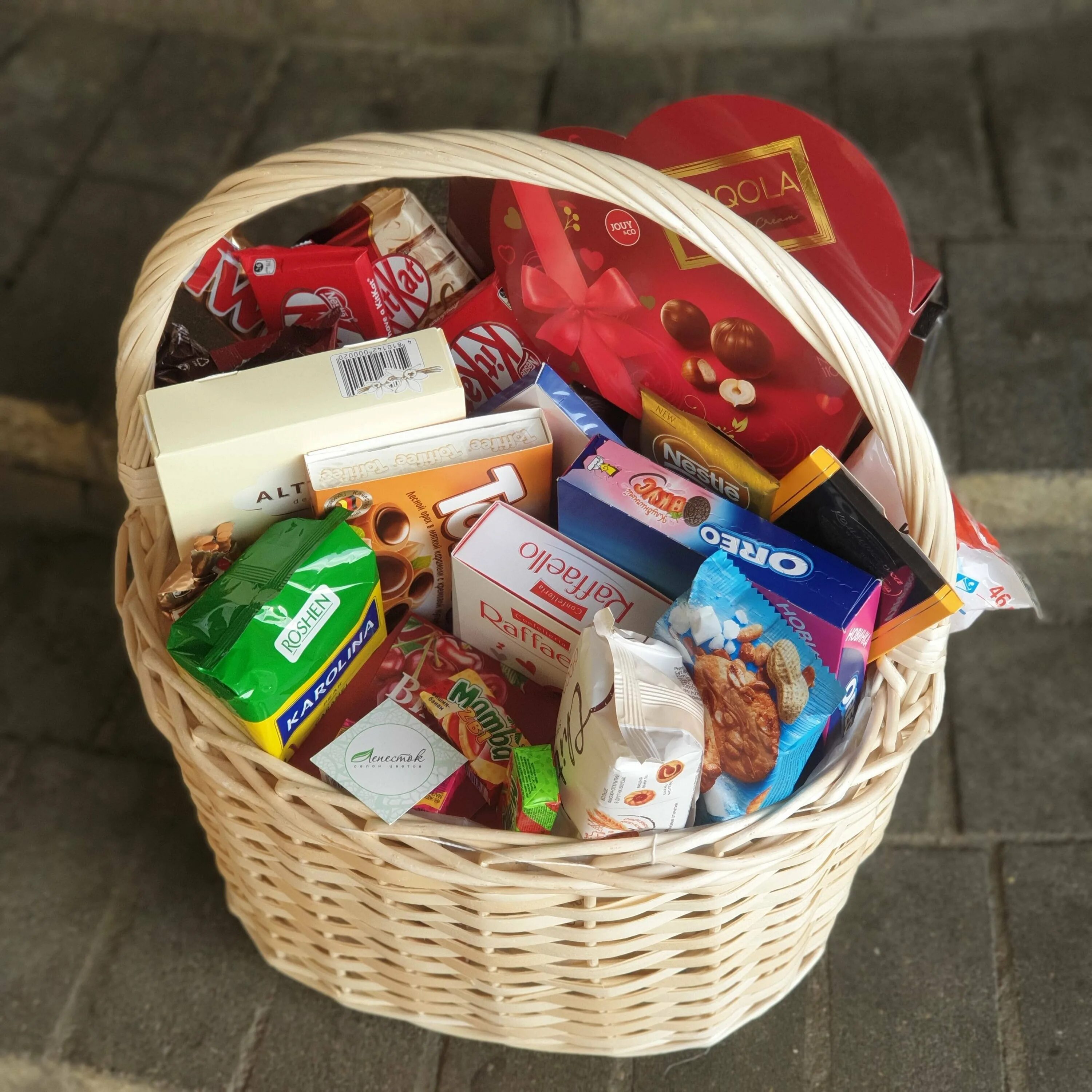 коробка со сладостями в подарок. конфеты в подарок. сладкий подарок в коробке. сладости в коробке подарок. коробка со сладостями.