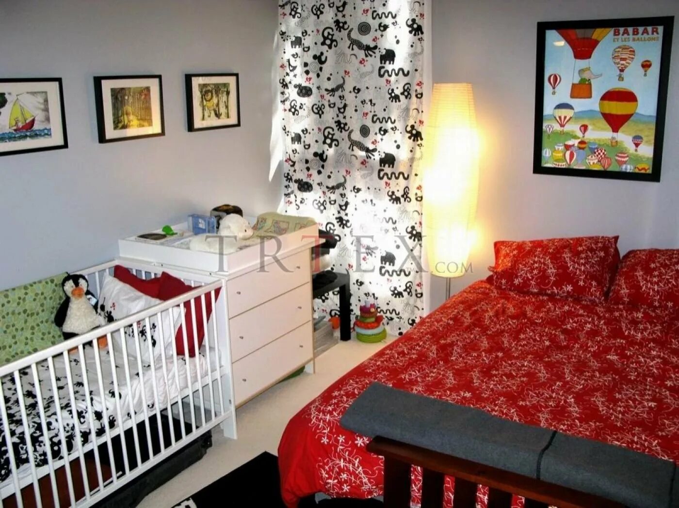 Папа мама спальня. Планировка комнаты с детской кроваткой. Спальня с детской кроватью в родительской. Уголок для новорожденного в спальне родителей. Спальня с детской в одной комнате.