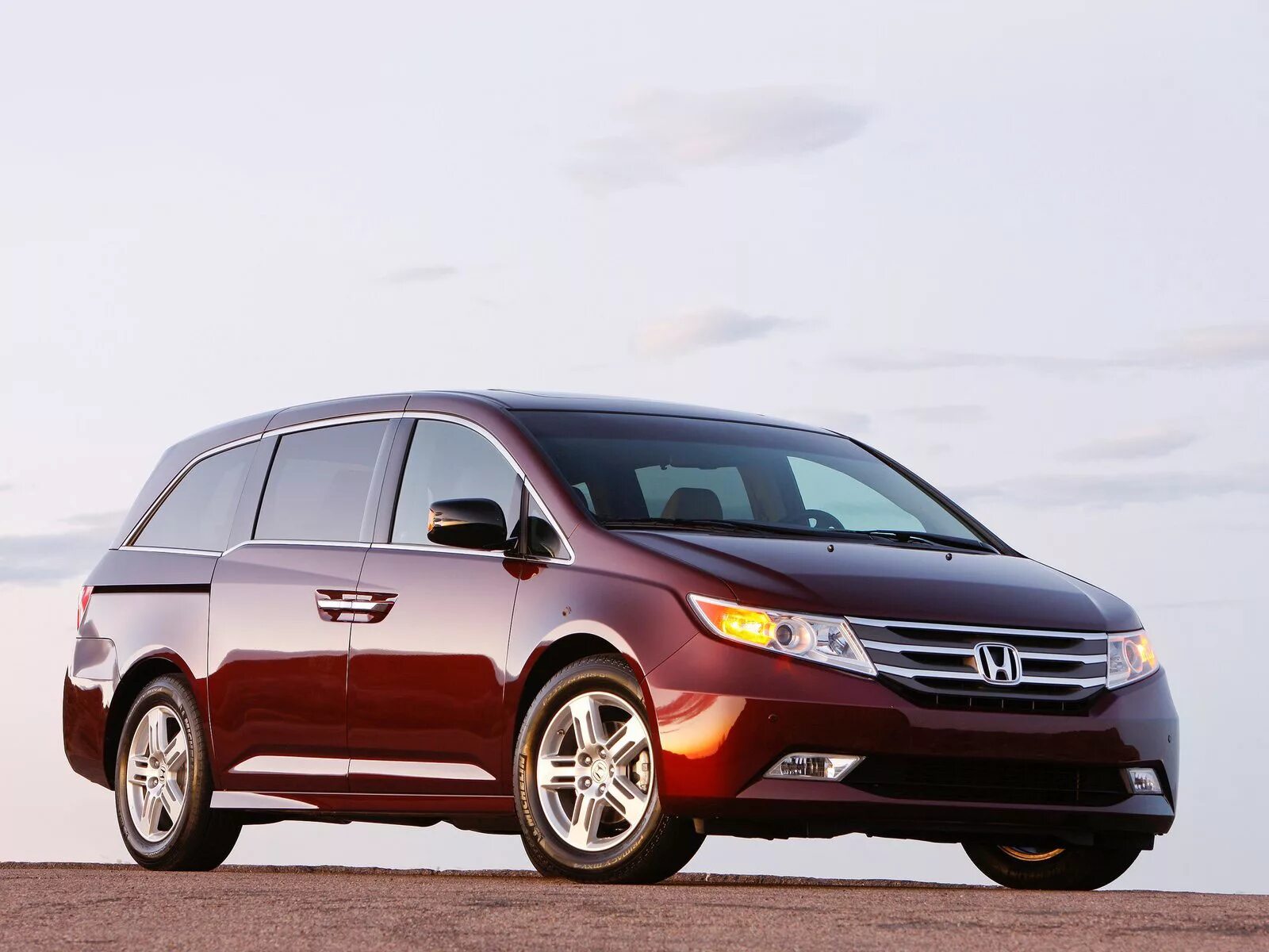 Какие лучшие семейные автомобили. Honda Odyssey 2012. Honda Odyssey 2010. Хонда Одиссей 7 местная. Хонда Одиссей 2013.