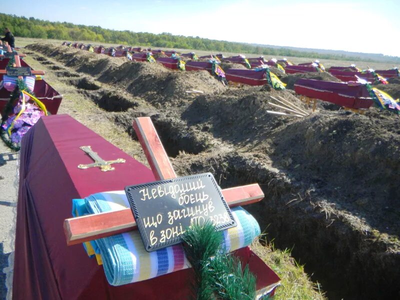 Сколько погибших украинцев на сво. Кладбище военных ВСУ погибших на Украине. Кладбища на Украине с могилами солдат ВСУ. Украина похороны солдат ВСУ кладбище. Могилы погибших солдат ВСУ.