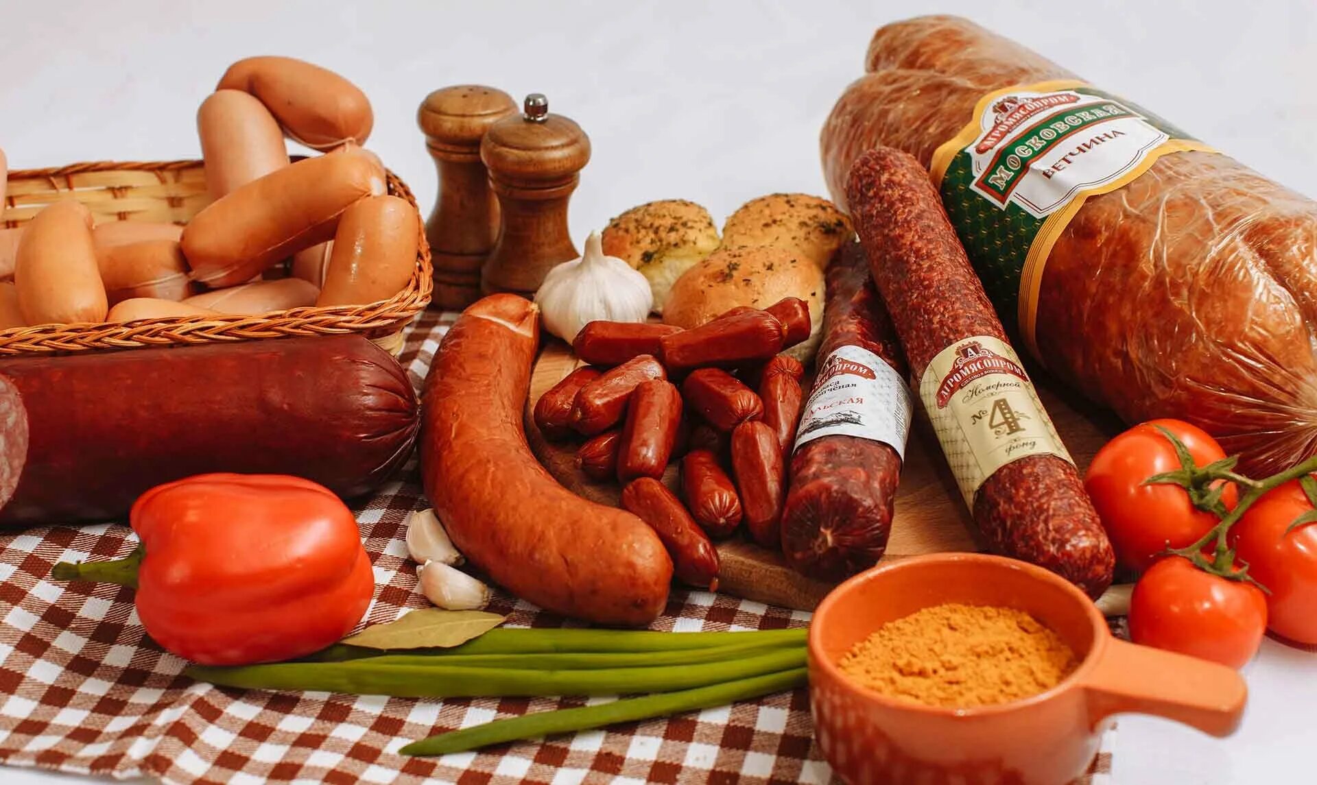 Мясная продукция фирмы. Мясная продукция фирмы. Мясная продукция фирмы. Мясо колбасы. Колбаса ассортимент.