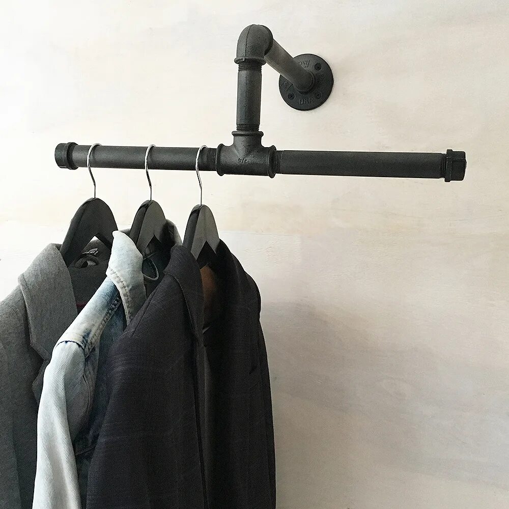Гардеробная из пластиковых труб. Труба для вешалок. Рейл вешалка лофт. Штанга для вешалок в гардеробную. Вешалка труба на стену.
