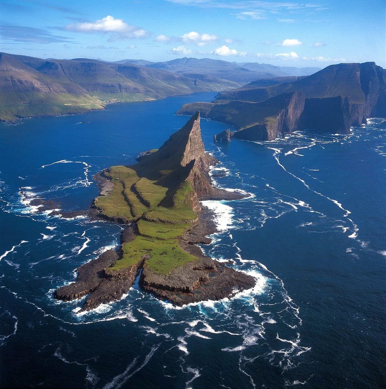 Самый большой остров в дании. Фарерские острова острова. Сорвагер Фарерские острова.