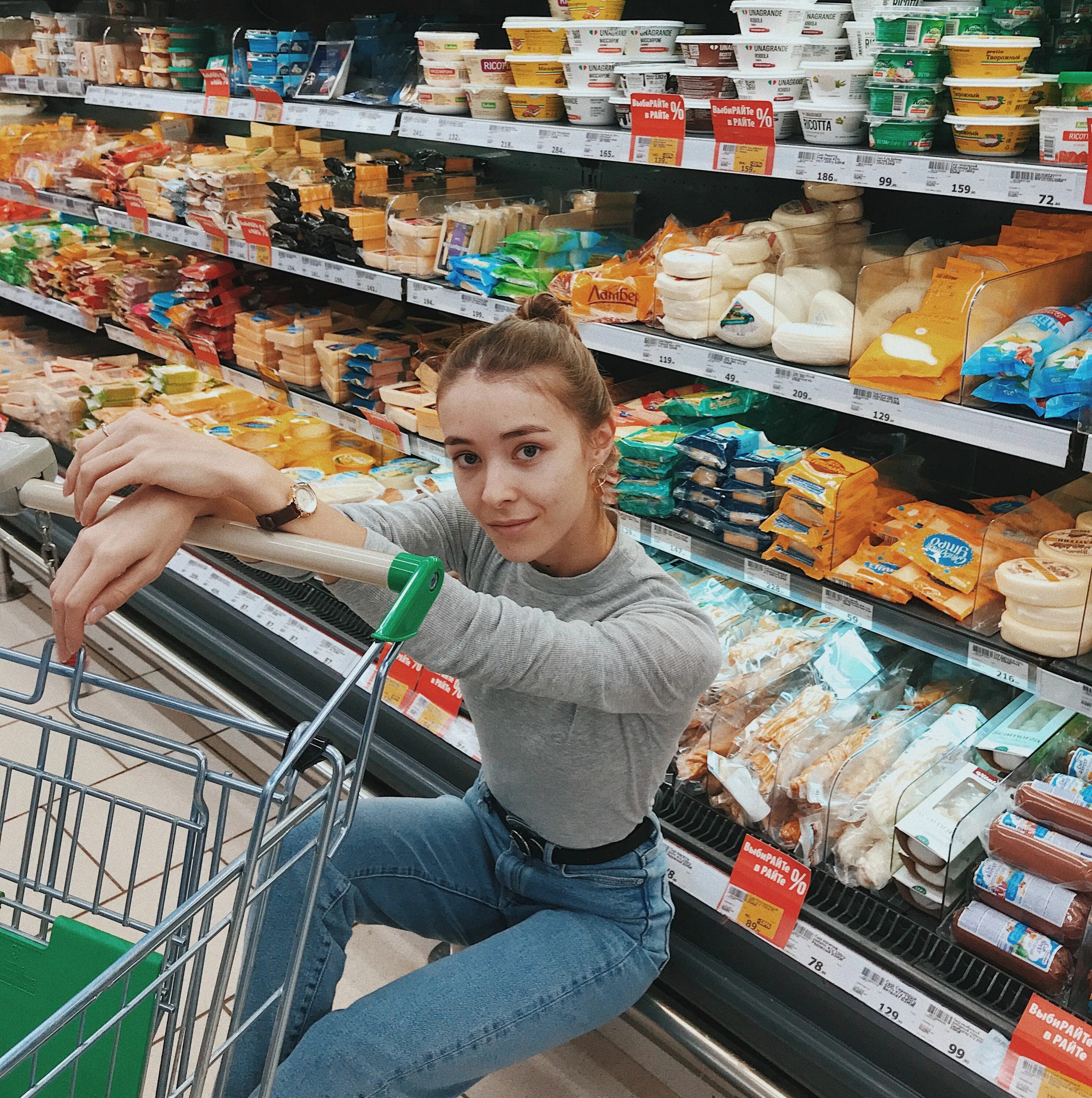 Можно пойти в магазин. Продукты в супермаркете. Люди в супермаркете. Фотосессия в продуктовом магазине. Магазин продукты.