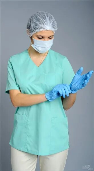 медицинский персонал одноразовые медицинские перчатки. спецодежда операционной медсестры. костюм хирурга в операционной. в медицинских перчатках. халат медицинский одноразовый.