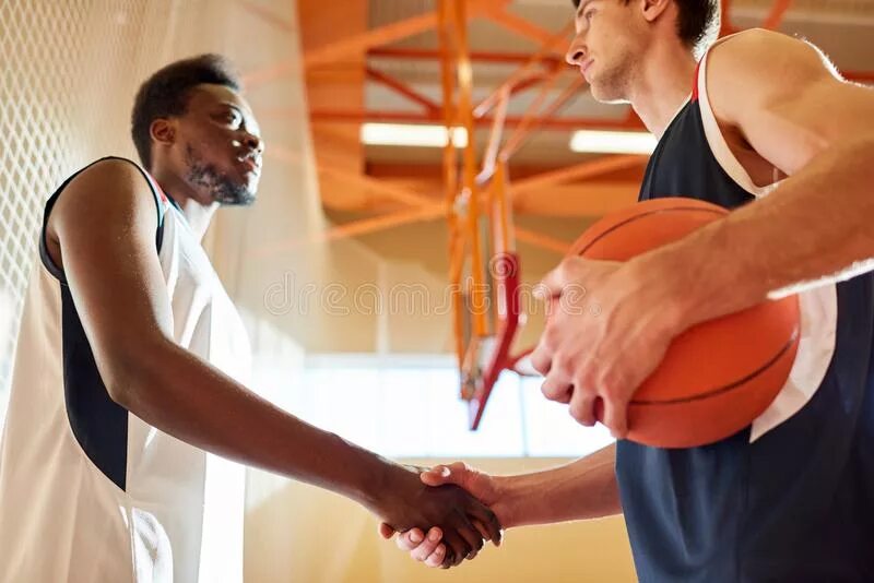 My friend plays basketball than me. Баскетбол рукопожатие. Рукопожатие баскетболистов. Баскетбол спортсмены друзья. Баскетболисты жмут руки.