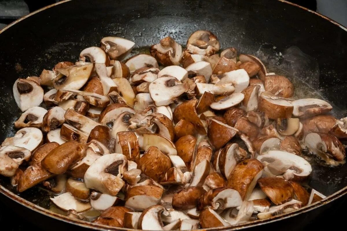 Сколько жарить вешенки на сковороде по времени. Белые грибы жареные. Грибы на сковородке. Белые грибы обжаренные. Белые грибы жареные на сковородке.