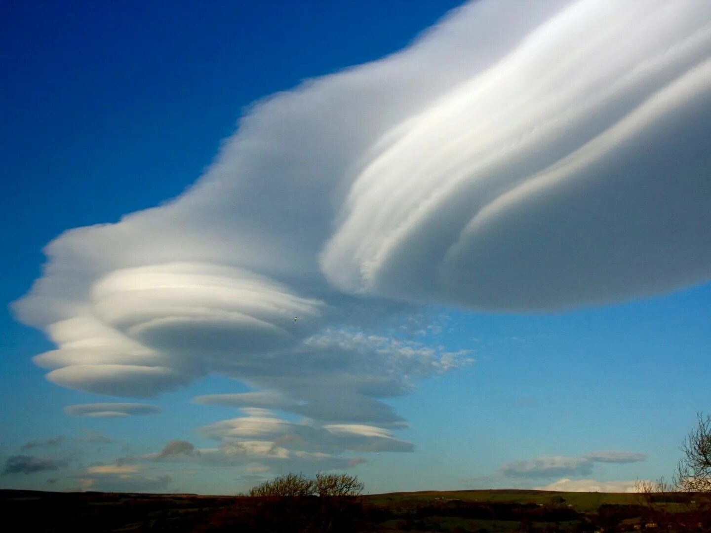 Облака какое явление. Высококучевые (altocumulus, AC). Altocumulus lenticularis. Высококучевые чечевицеобразные облака. Необычные облака.