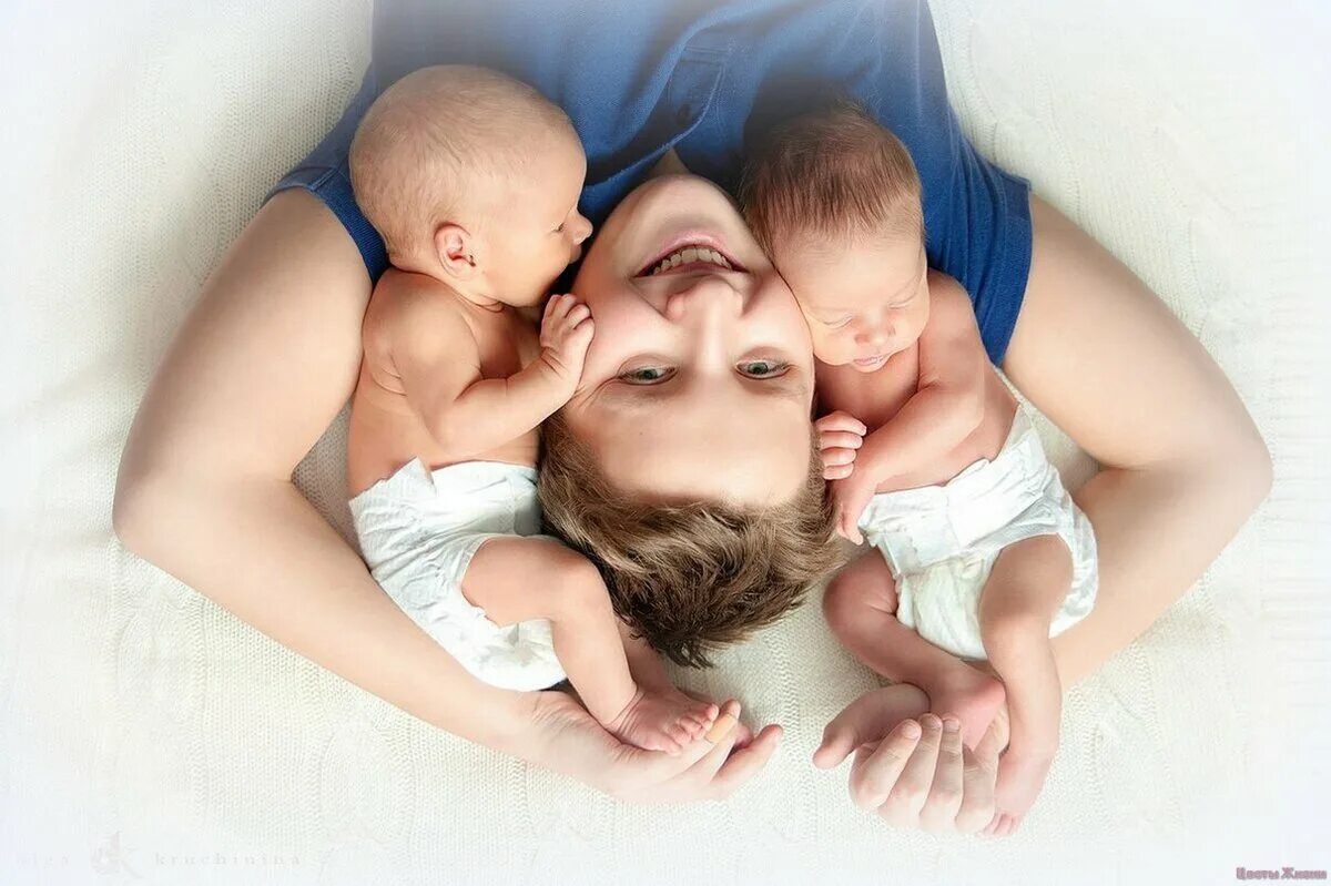 Мама папа близнецы. Мама папа и двойняшки. Мама с двойняшками. Мама с двумя новорожденными. Мама с близнецами.