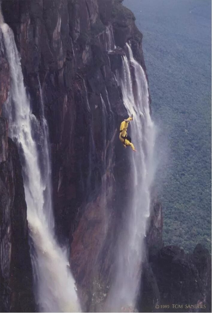 Водопад Анхель бейсджампинг. Прыжок ангела водопад. Прыжок с водопада Анхель. Падающий водопад. Падение с водопада