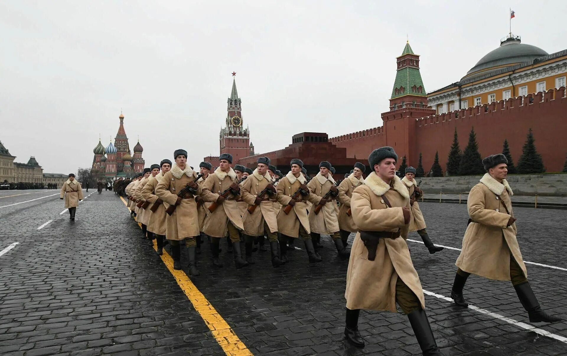 Ноябрьский парад в Москве 1941. Исторический парад 1941. Военный парад 7 ноября 1941 года в Москве. Парад на красной площади 7 ноября. Военный парад 1941 г