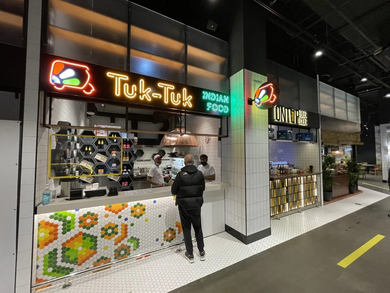 Друзья, ловите горячую скидку 30% на вкусные блюда и пивной бар фудхолла "БаУм" 