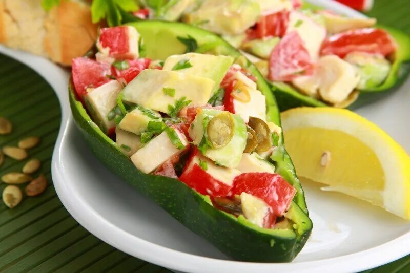 Салат из краба с авокадо и помидорами. Авокадо на новый год рецепты с фото. Салат с крабовым мясом и авокадо. Салат с лососем и авокадо. Салат на новый год из авокадо.