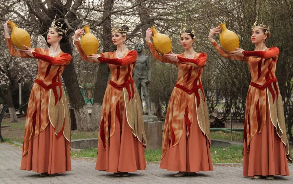 Танец с кувшином народный. Танец кувшинов. Тунисский танец с кувшином. Ансамбль филиппинки. Танец кувшинов.