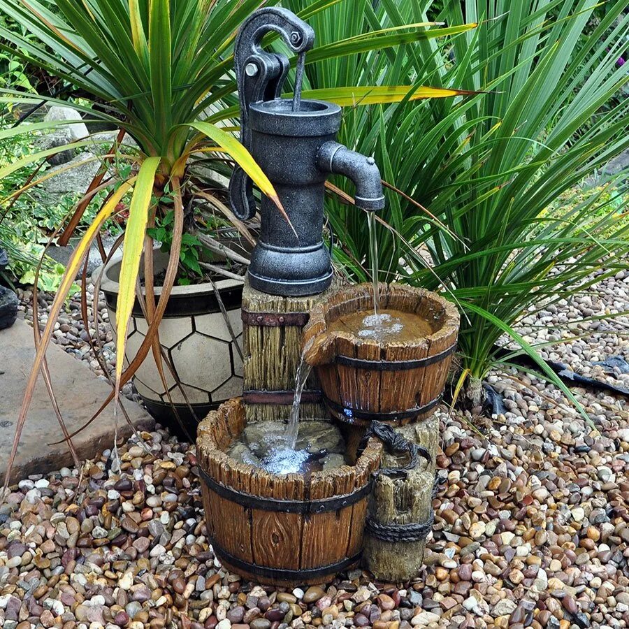 Садовая скважина. Водопроводный кран в саду. Декоративный кран для сада. Декор скважины на даче. Декор колодца на даче.