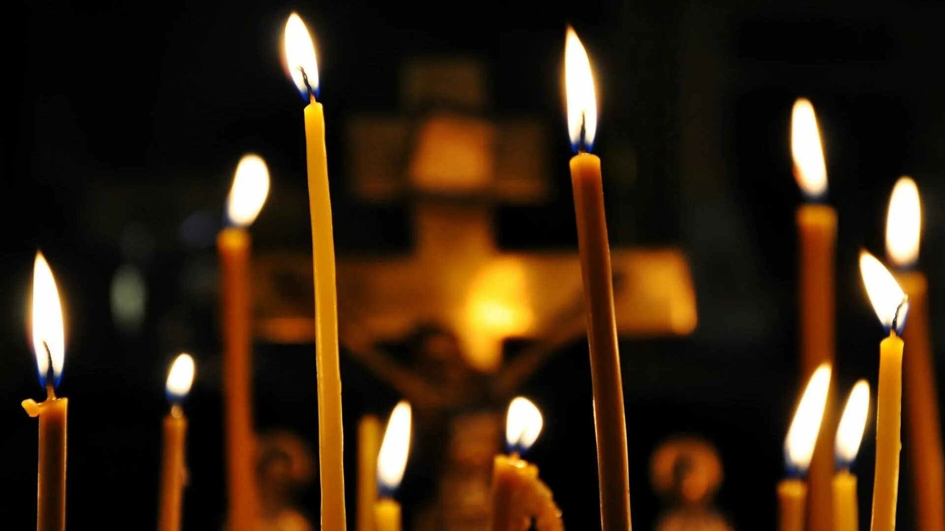 Поминки на пасху. Свечи в храме. Траур. Свеча православная. Поминальная свеча в церкви.