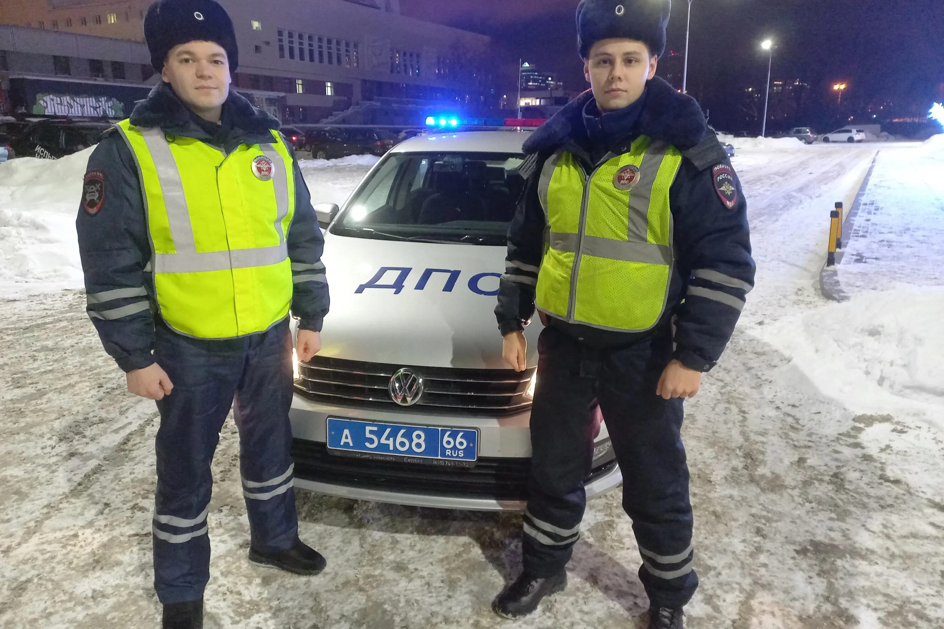 Сотрудник дпс. Гаишник. Невский. Бобры спасли мальчика от переохлаждения. Гаишник улыбается.