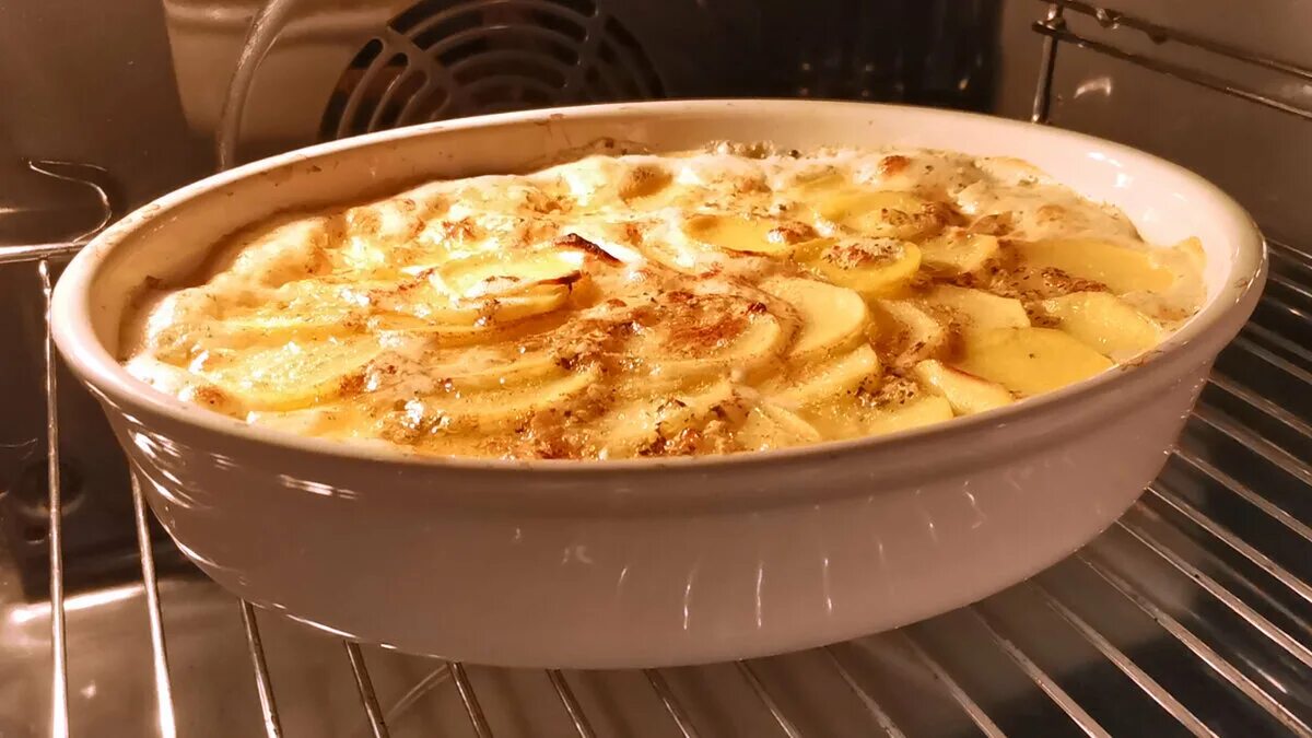 Рецепт классической картошки по французски. Картошка по французски. Рецепт классической картошки по французски. Мясо по-французски с картошкой. Картофель гратен дофинуа.