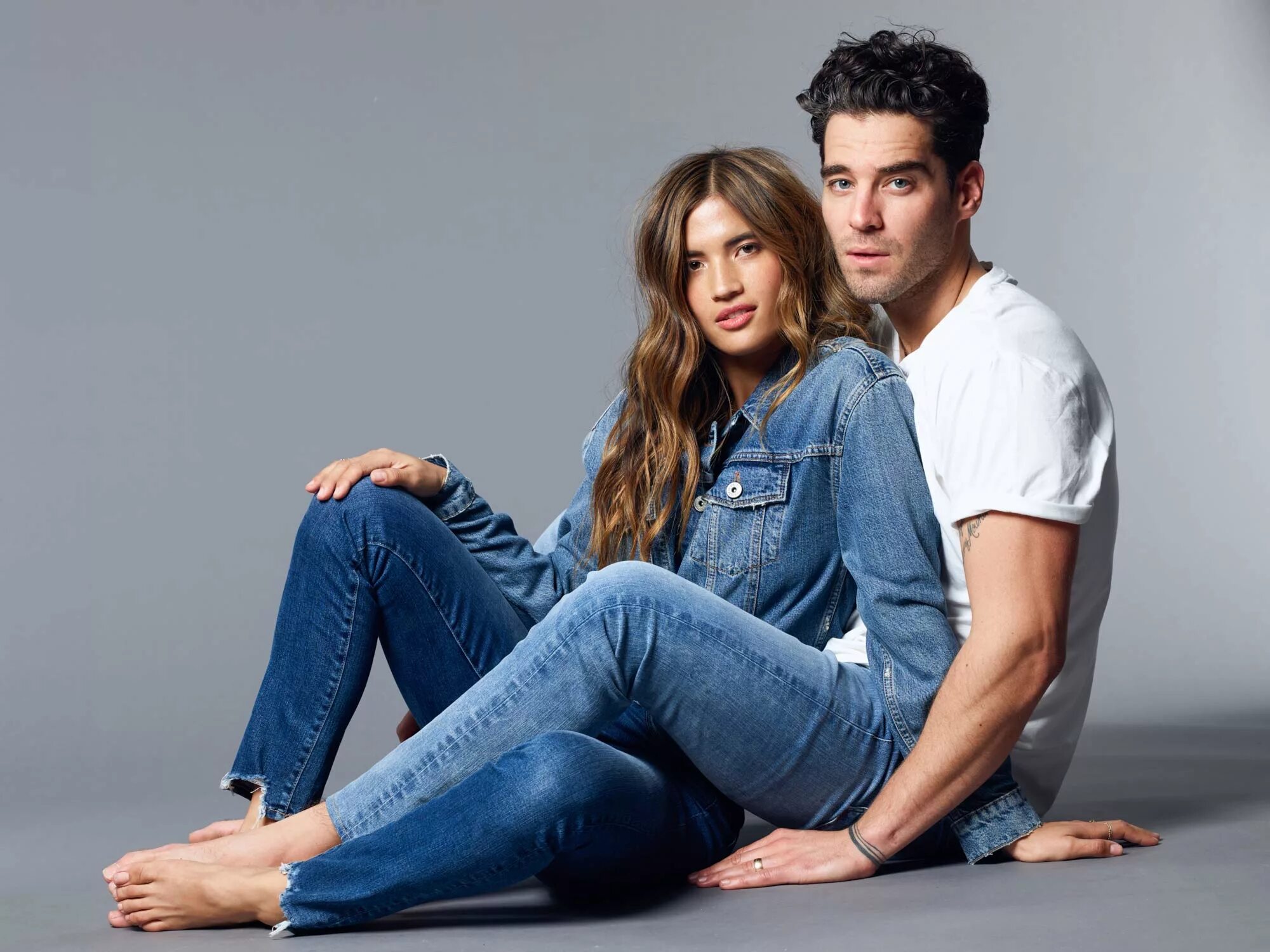 Мужская и женская одежда. Мужчина и женщина в джинсах. Мужчина и женщина в полный рост. Пара в полный рост. Пара в полный рост.