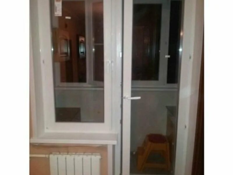 балконная дверь со стеклом. прозрачная дверь на балкон. пластиковая дверь на балкон. двойные пластиковые двери на балкон. стеклянная дверь на балкон была закрыта.