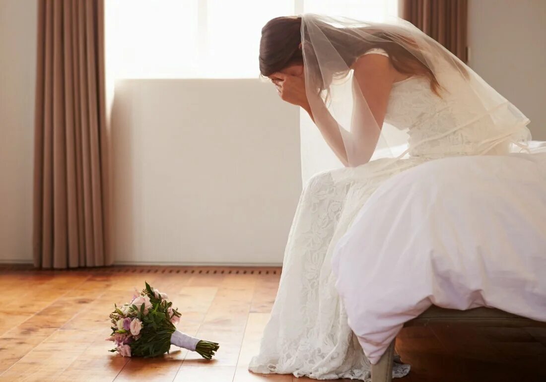 Ужин с родителями невесты. Сын впервые привел невесту домой все долго. Первой заговорила бабка это вам за то что не молитесь. Девушка и родители. Родители мужа.