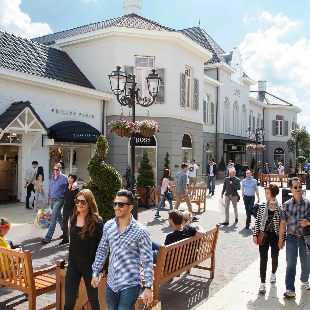 Outlet фото. Аутлет Роермонд. Серравалле Скривия. Аутлет MCARTHURGLEN Италия.