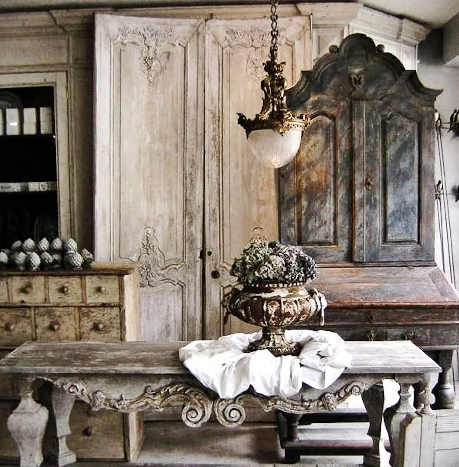 Дизайн старина. Мебель Прованс шебби-Шик. Прованс 19 век. Кухня шебби Шик Прованс. Мебель в стиле шебби Шик.