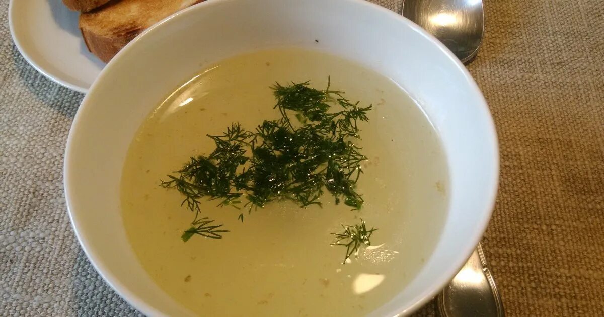 Вкусный бульон пошагово. Суп консоме из курицы. Куриный бульон. Вкусный бульон пошагово. Бульон из курицы.