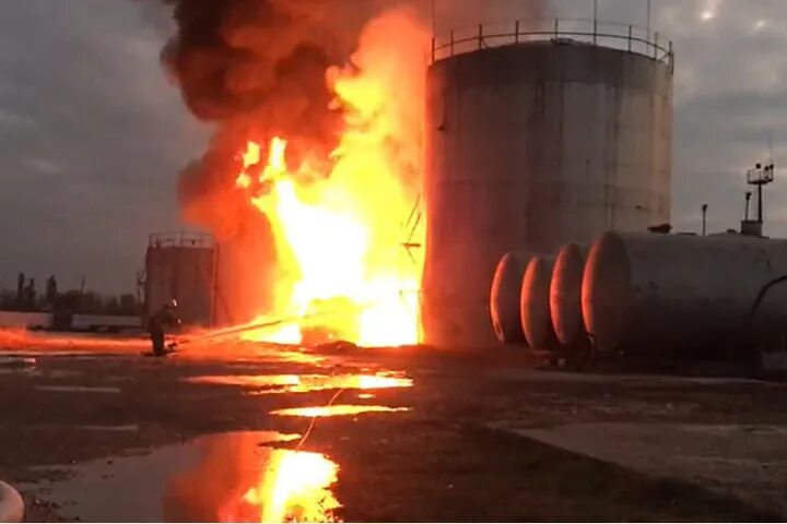 Горит нефтебаза в орле сегодня. Нефтебаза Махачкала. Взрыв резервуара.