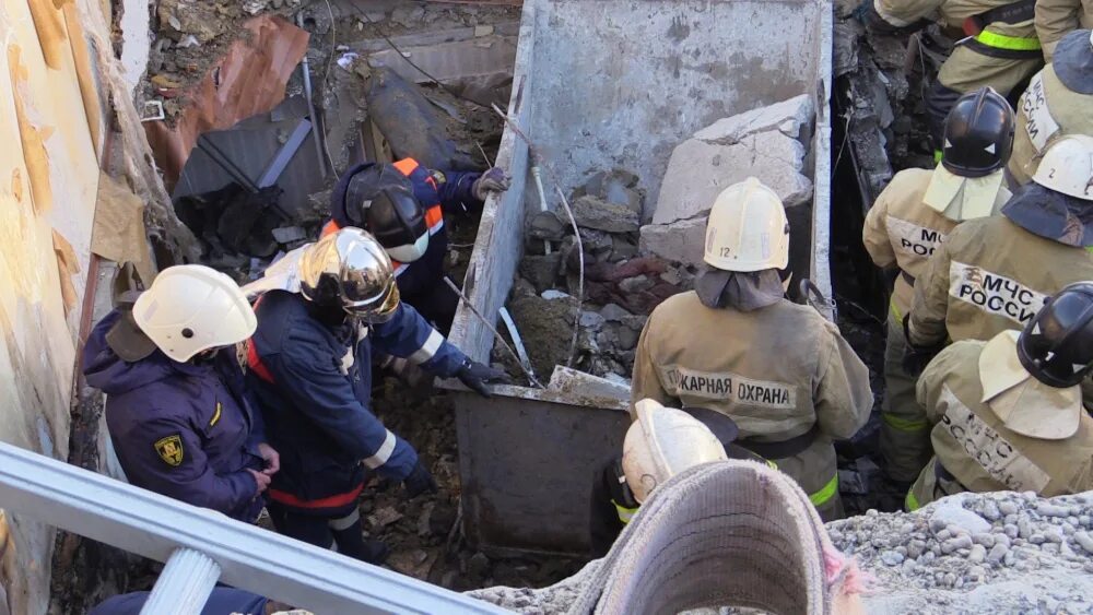 Разбор завалов в Мариуполе. Разбор завалов ОАСФ. Разбор завалов Барнаул. Спасатели разбирают завалы.