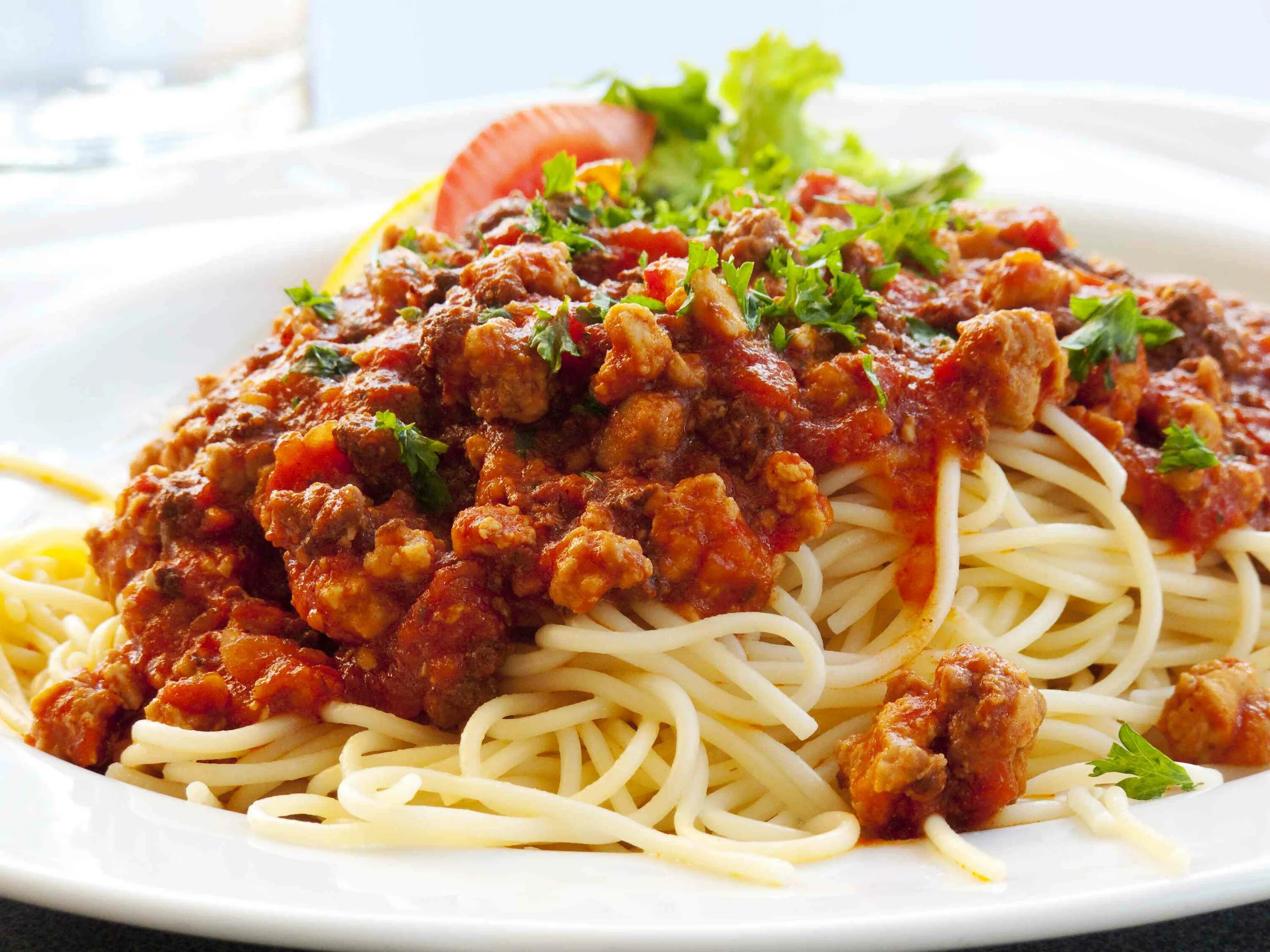 Спагетти с соусом Болонез. Паста болоньезе с фаршем и томатной пастой. Итальянская паста болоньезе. Макароны с мясным соусом. Спагетти болоньезе томатная паста