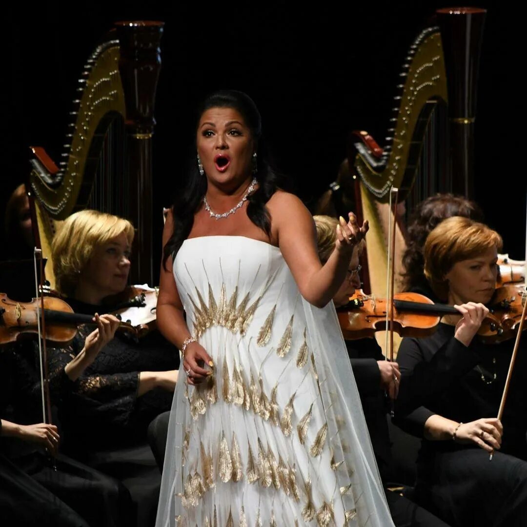 Оперная звезда. Оперная звезда. Анна нетребко поет. Оперная звезда. Анна нетребко на сцене.