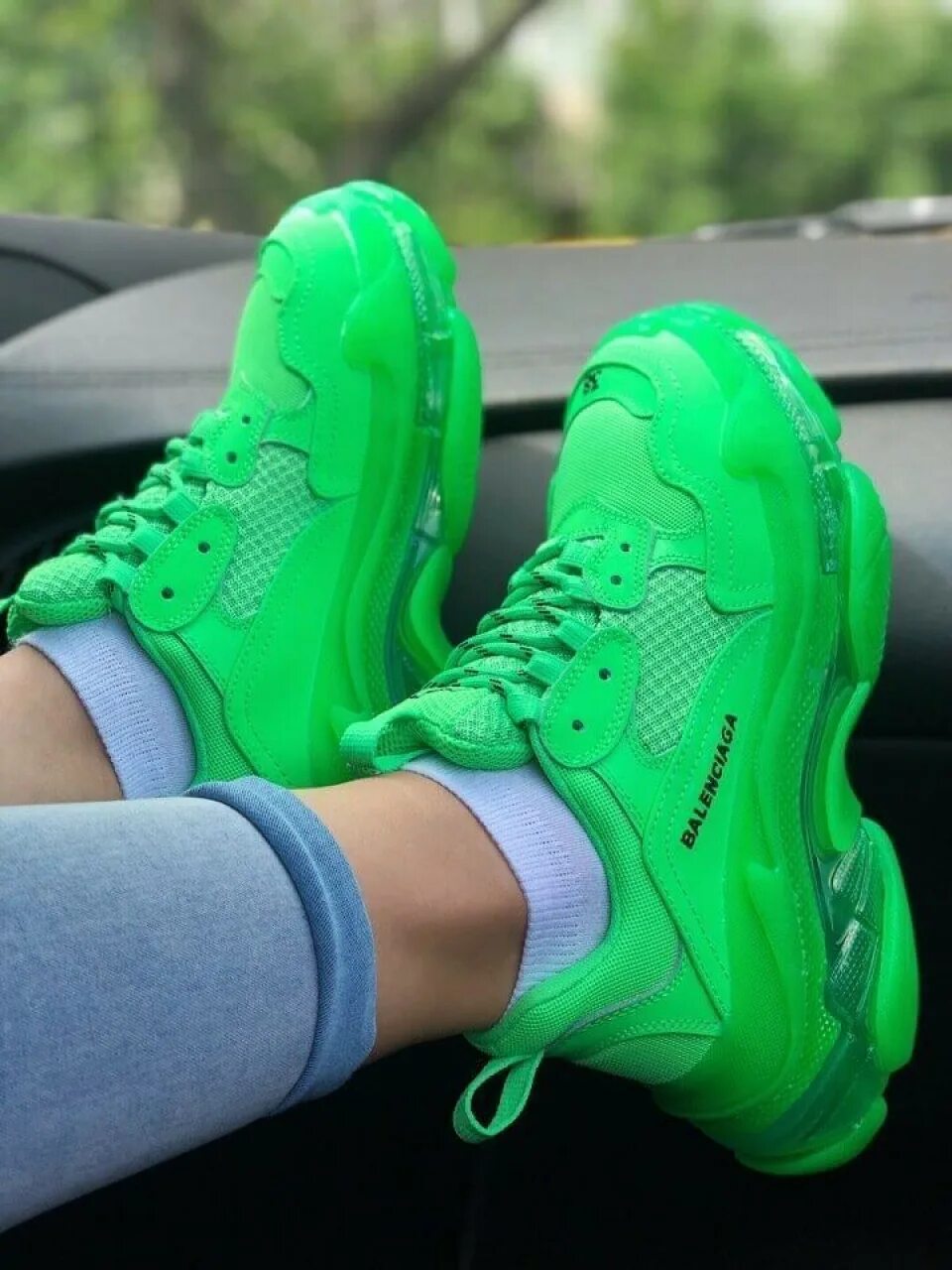 Салатовые кроссовки женские. Balenciaga triple s салатовые. Ярко зеленые кроссовки. Салатовые кроссовки. Ярко зеленые кроссовки.