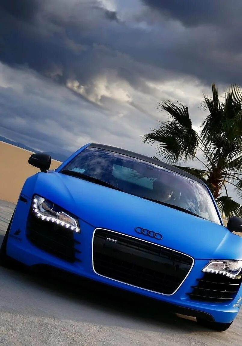 Маленькая синяя машина. Audi r8 2021 синяя. Audi r8 2022. Audi r8 Аквамарин. Audi r8 VIN.