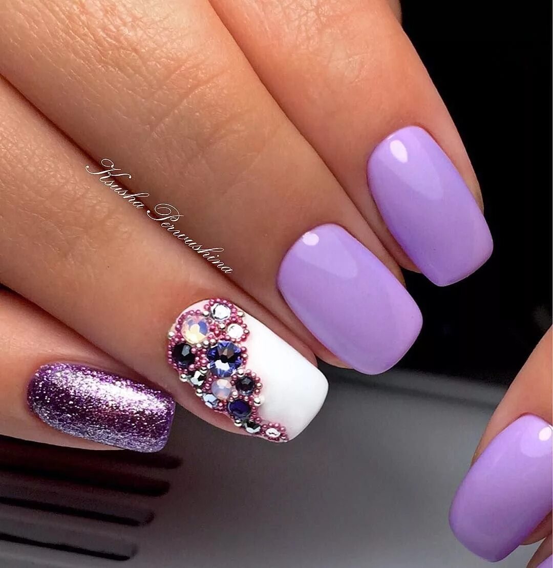 красивый фиолетовый маникюр. сиреневый маникюр со стразами. сиреневый маникюр с цветами. маникюр с блёсткаююююю. шикарные ногти.