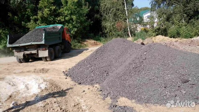 Грузовик камаз 55111 с углем. Асфальтная крошка камаз. Самосвал с асфальтом. Камаз асфальтовой крошки. Камаз 55111 гружённый.