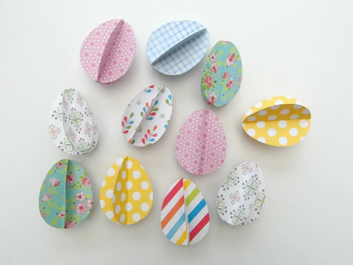 Яйцо из бумаги объемное. Пасхальное яйцо из бумаги. Пасхальное яйцо на картоне. Объемное пасхальное яйцо. Поделка яйцо из бумаги.