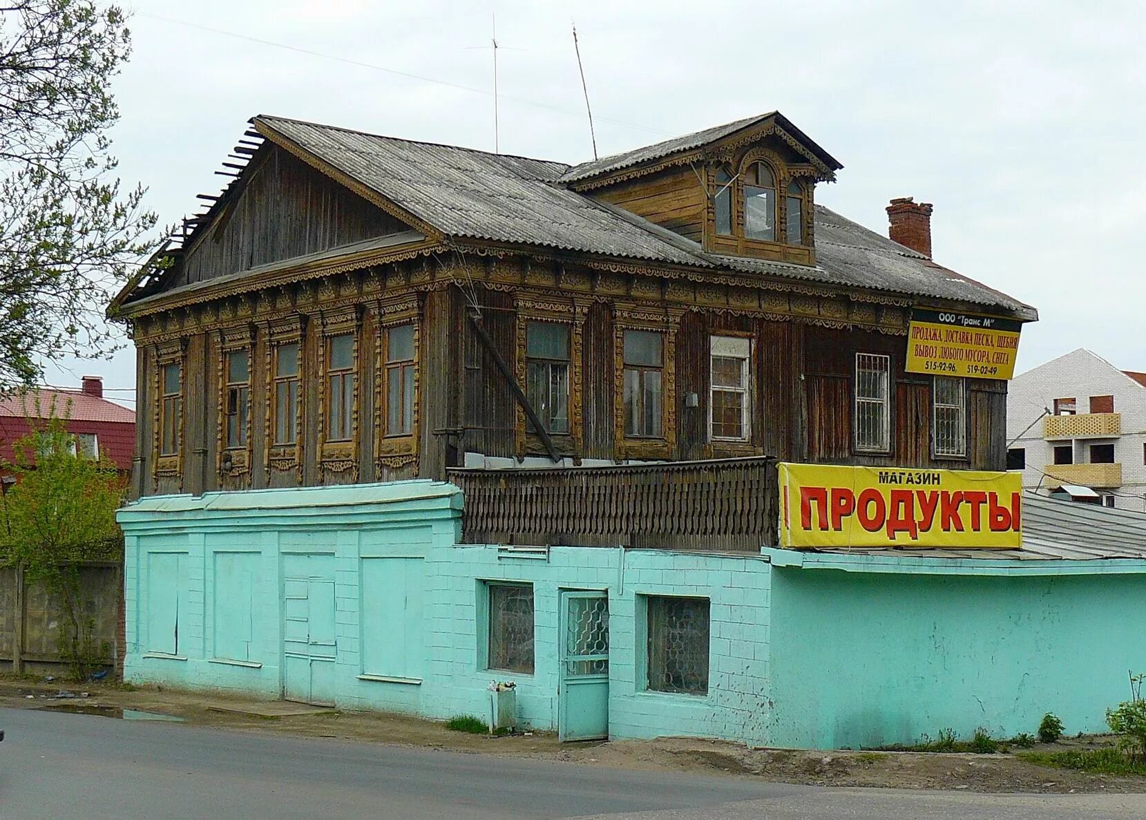 Винтажное окно. Магазины в старых зданиях. Магнит в историческом здании. Пятерочка в доме культуры смоленск. Фасад старого здания.