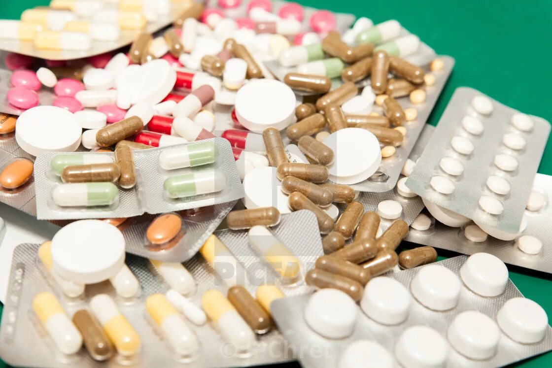 Купить лечение таблетками. Лекарства. Много лекарств на столе. Гора таблетки и лекарства.